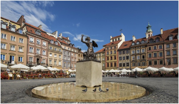 Poland-Warsaw-Old-Town-Square.jpg