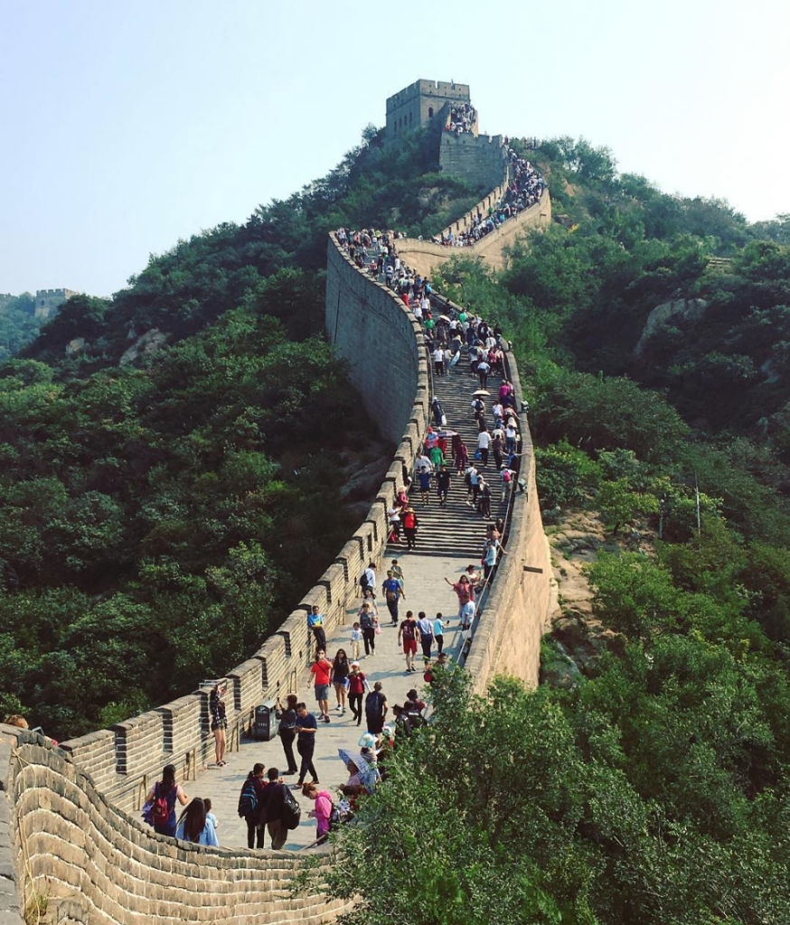 Строительство великой китайской стены 5 класс впр. Бадалин Китай. Китай Великая китайская стена. Великая китайская стена туристы. Великая китайская стена снизу.